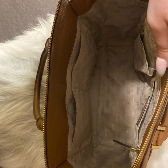 AUTHENTIC Michael Kors purse. - Picture 6 of 7